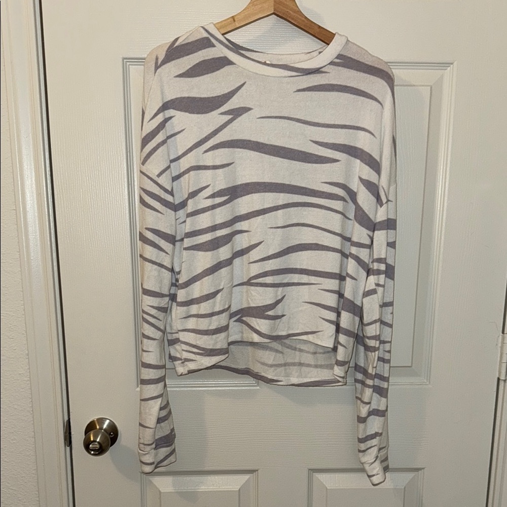 copper closet super soft purple and white zebra print sweater size Large